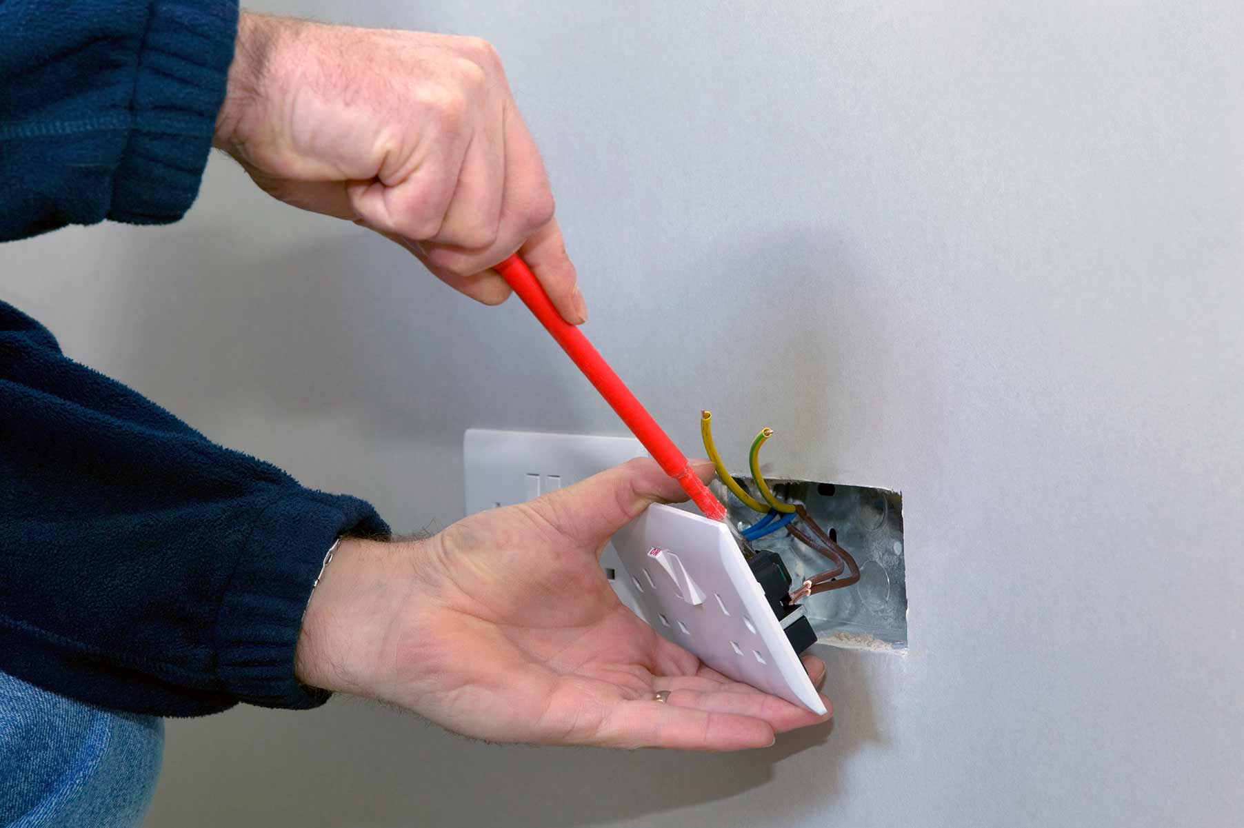 Our electricians can install plug sockets for domestic and commercial proeprties in Redditch and the local area. 